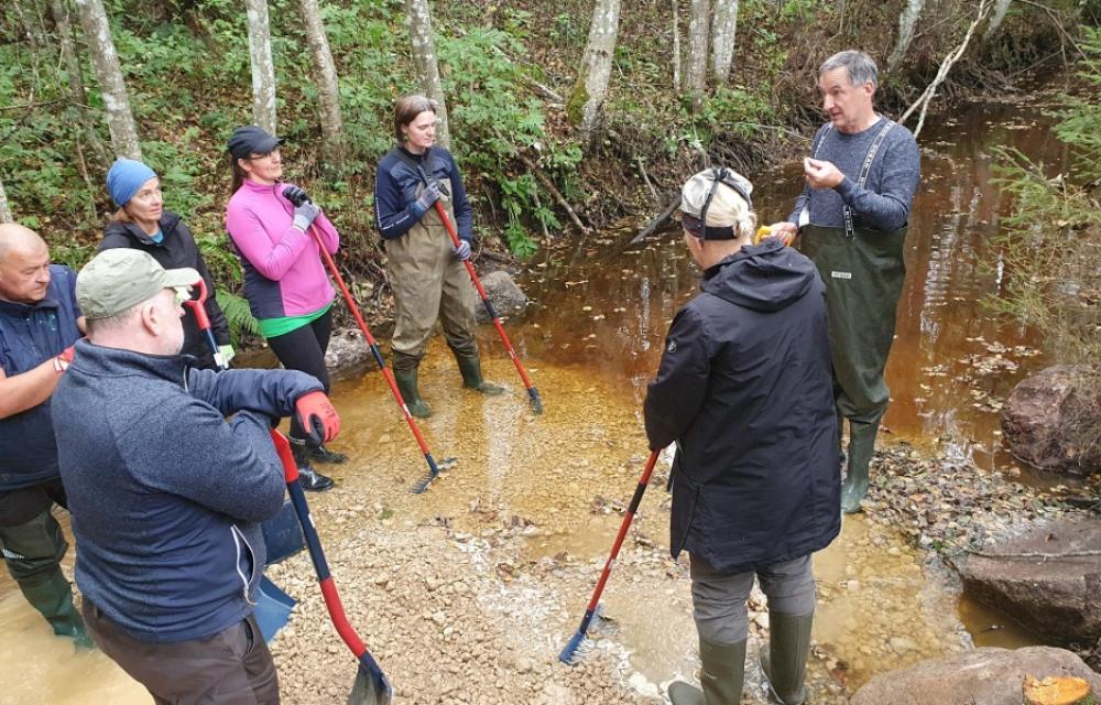 inimesed talgutöid tegemas