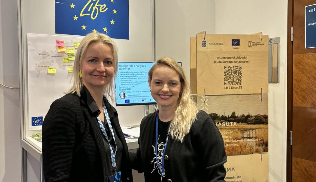 kaks inimest bänneri taustal